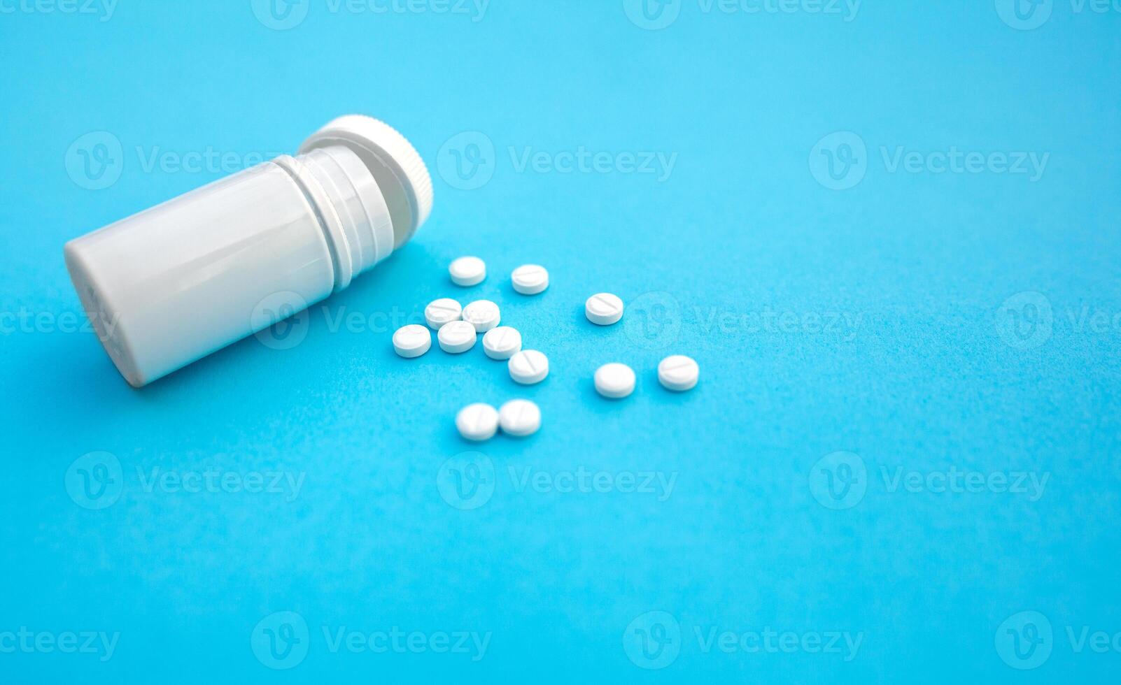 pastillas y píldora botella en azul papel antecedentes foto