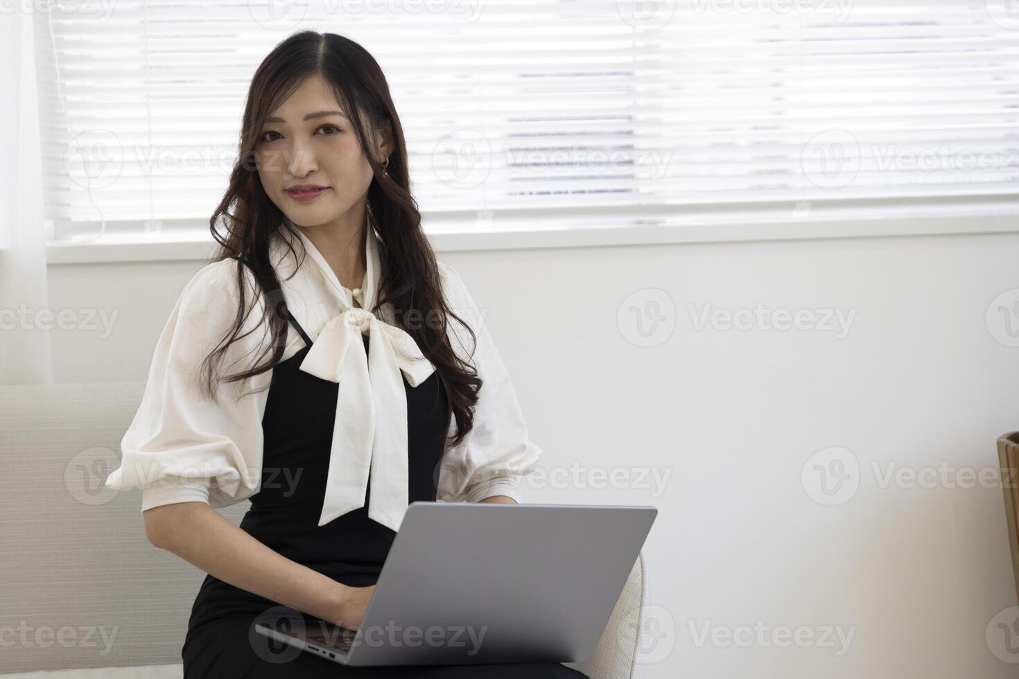 un trabajando japonés mujer por remoto trabajo en el hogar oficina de cerca foto