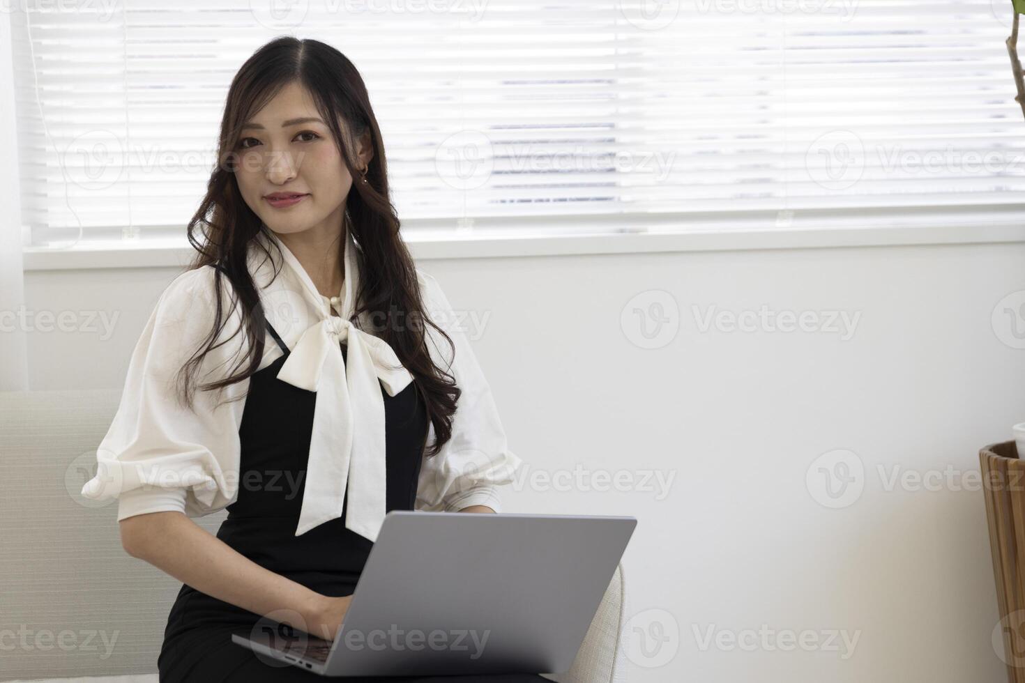 un trabajando japonés mujer por remoto trabajo en el hogar oficina de cerca foto