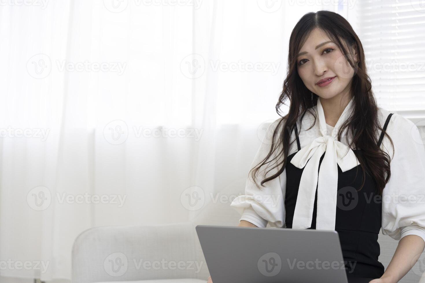 un trabajando japonés mujer por remoto trabajo en el hogar oficina de cerca foto