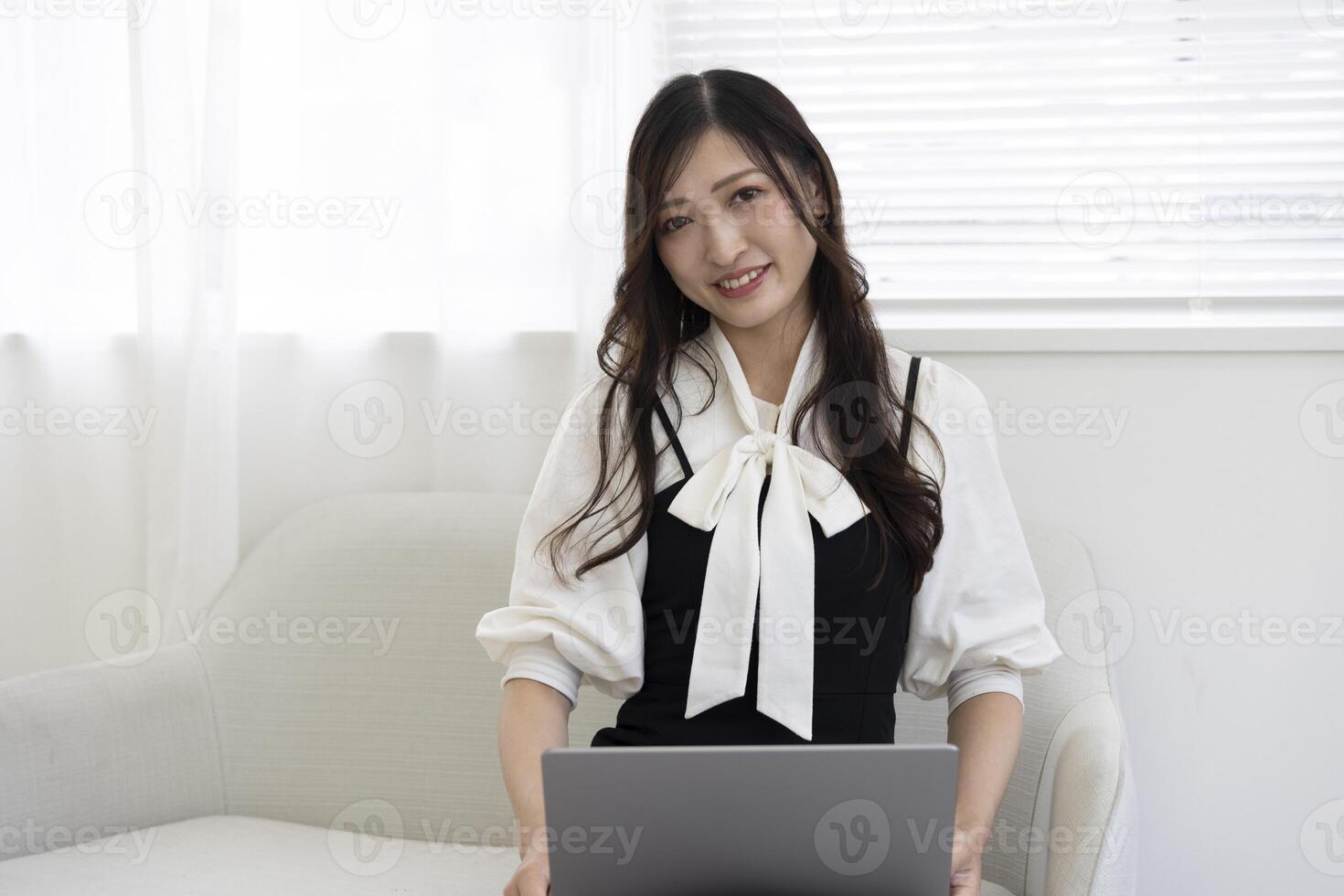 un trabajando japonés mujer por remoto trabajo en el hogar oficina de cerca foto