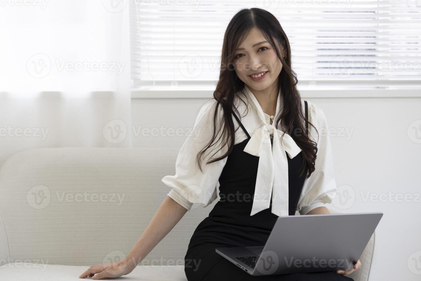 un trabajando japonés mujer por remoto trabajo en el hogar oficina de cerca foto