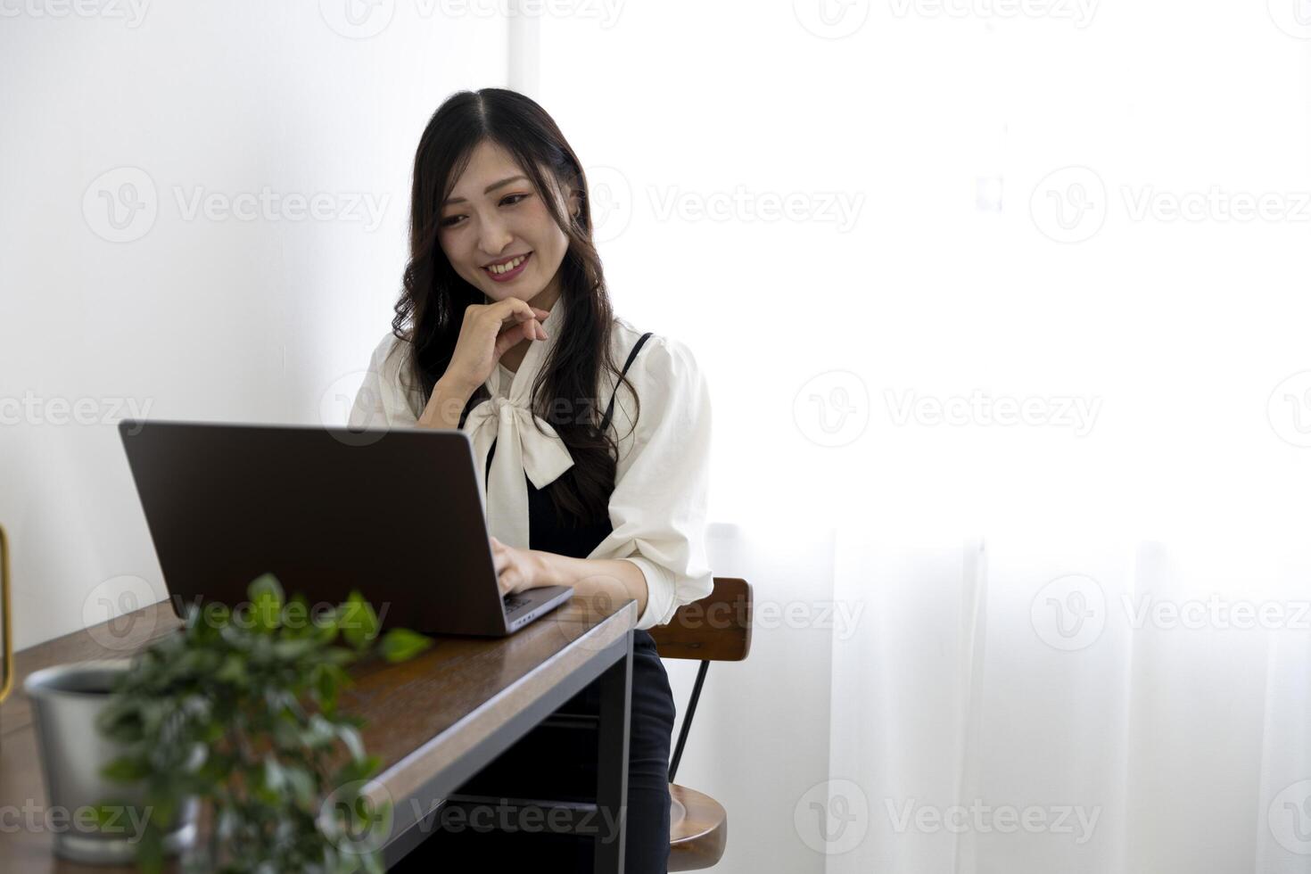 un trabajando japonés mujer por remoto trabajo en el hogar oficina de cerca foto