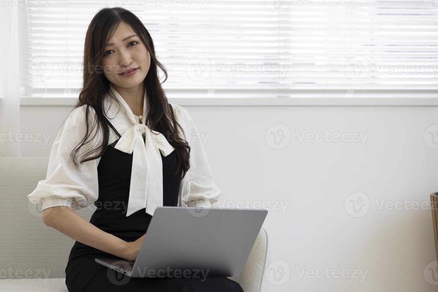 un trabajando japonés mujer por remoto trabajo en el hogar oficina de cerca foto