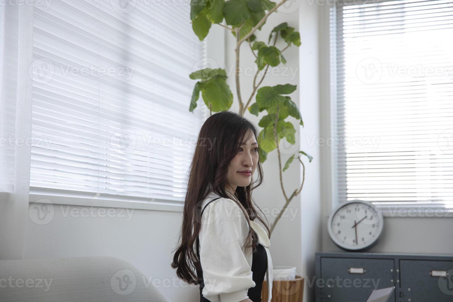 un trabajando japonés mujer por remoto trabajo en el hogar oficina de cerca foto