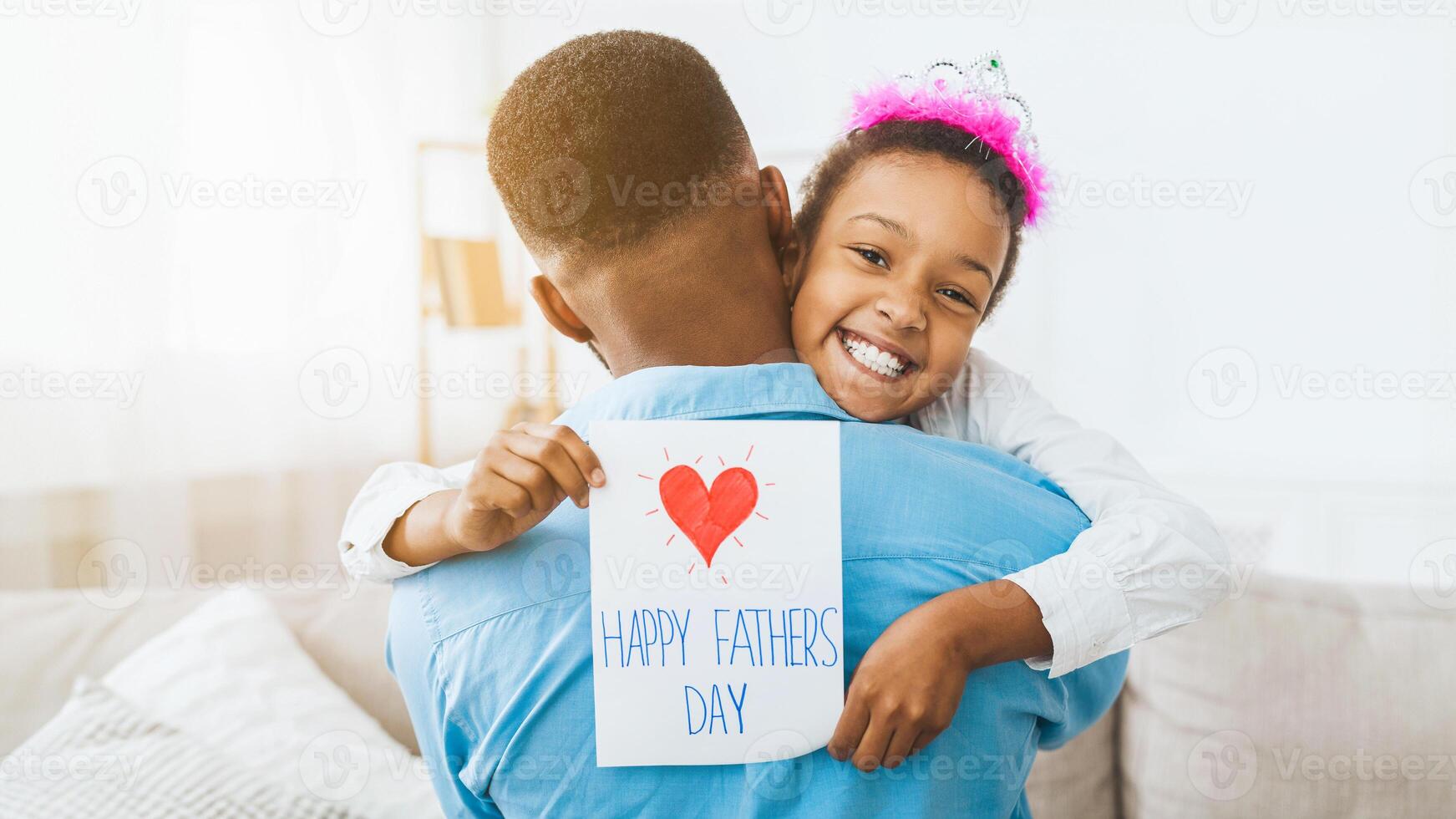 pequeño niña abrazando papá y dando él tarjeta postal foto