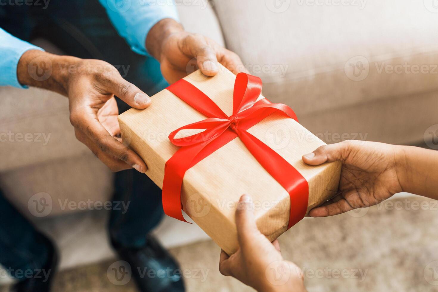 padre manos dando cumpleaños regalo a hija foto