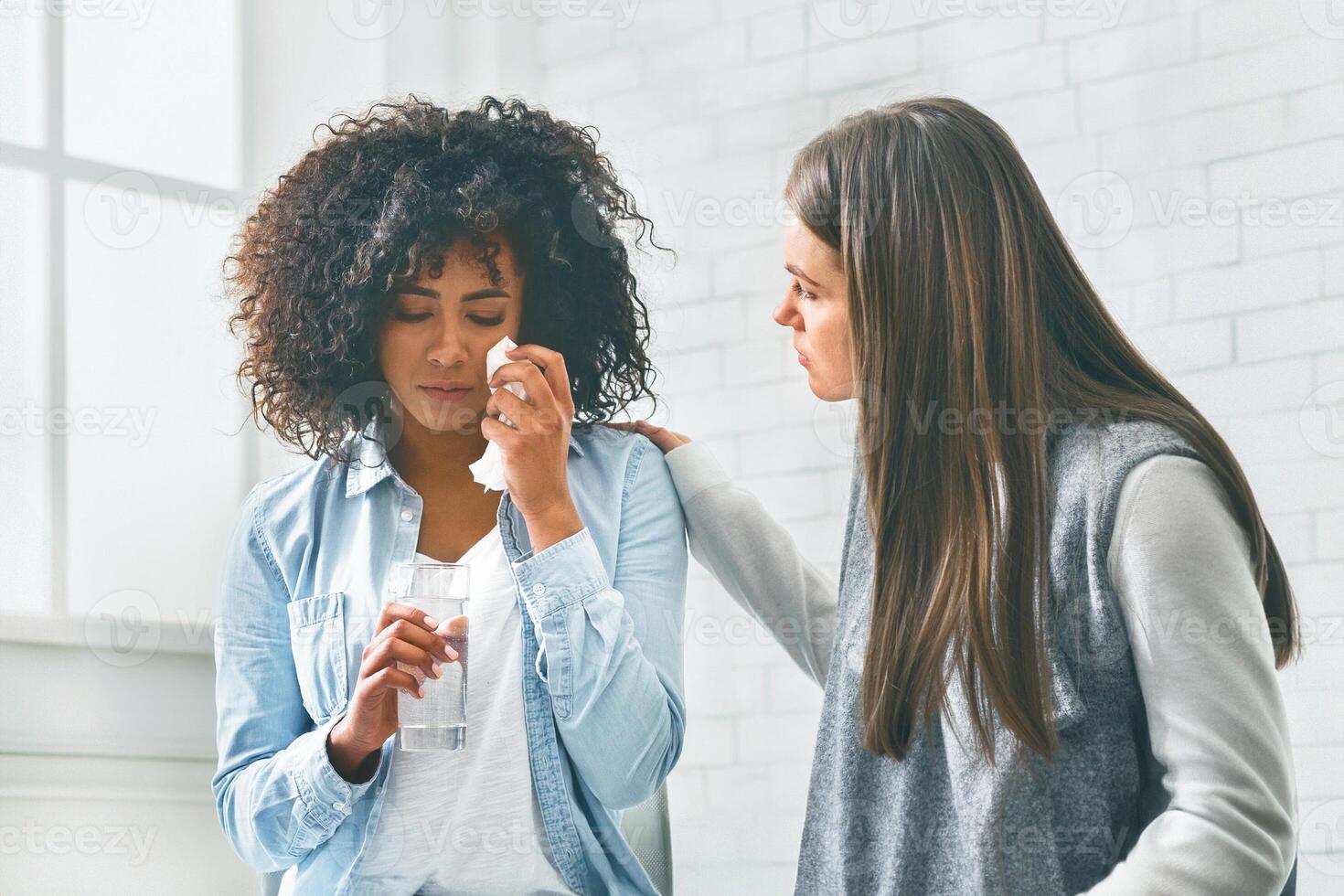 diverso personas demostración empatía a llorando negro mujer foto