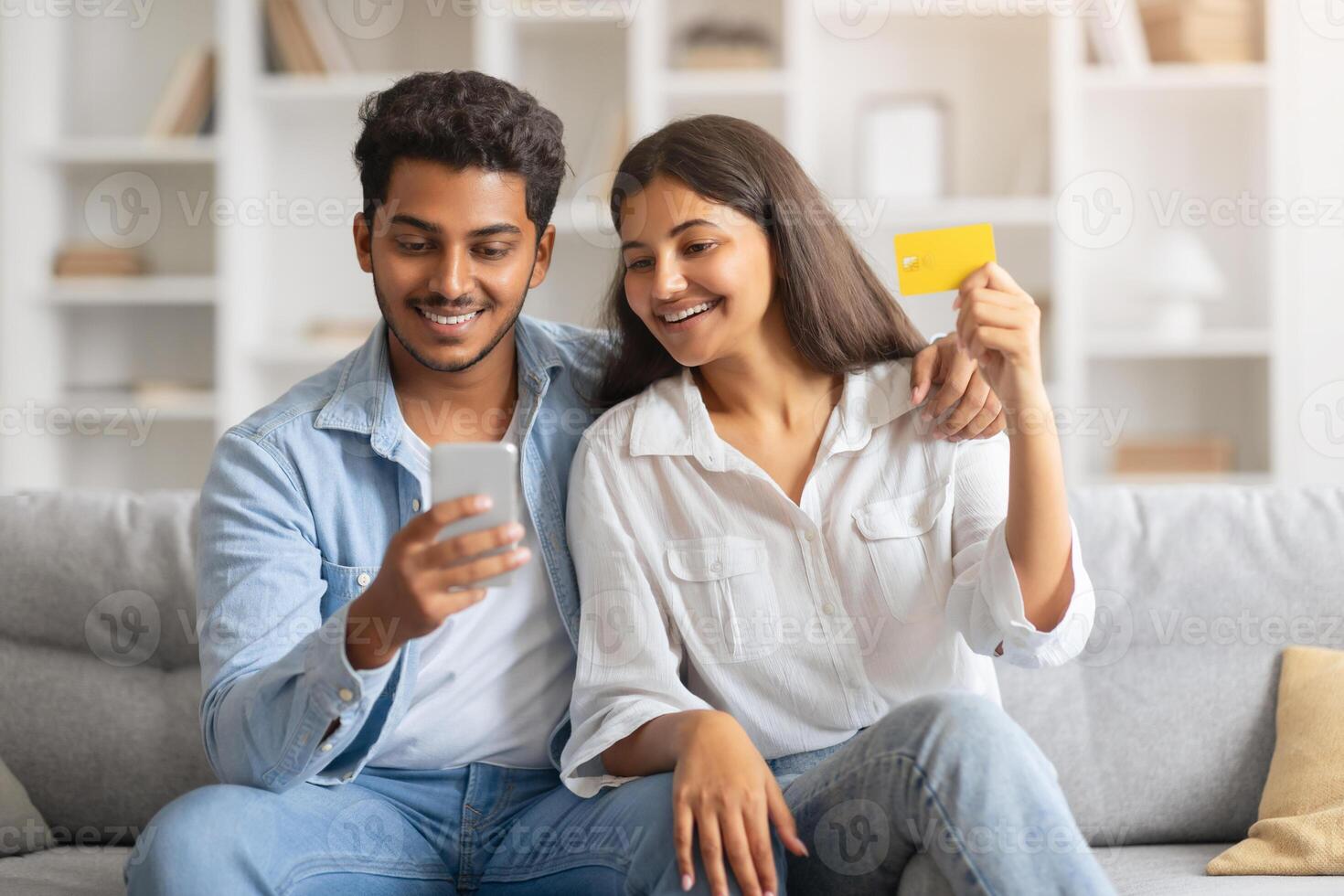 indio esposos compras en línea con crédito tarjeta y teléfono inteligente foto