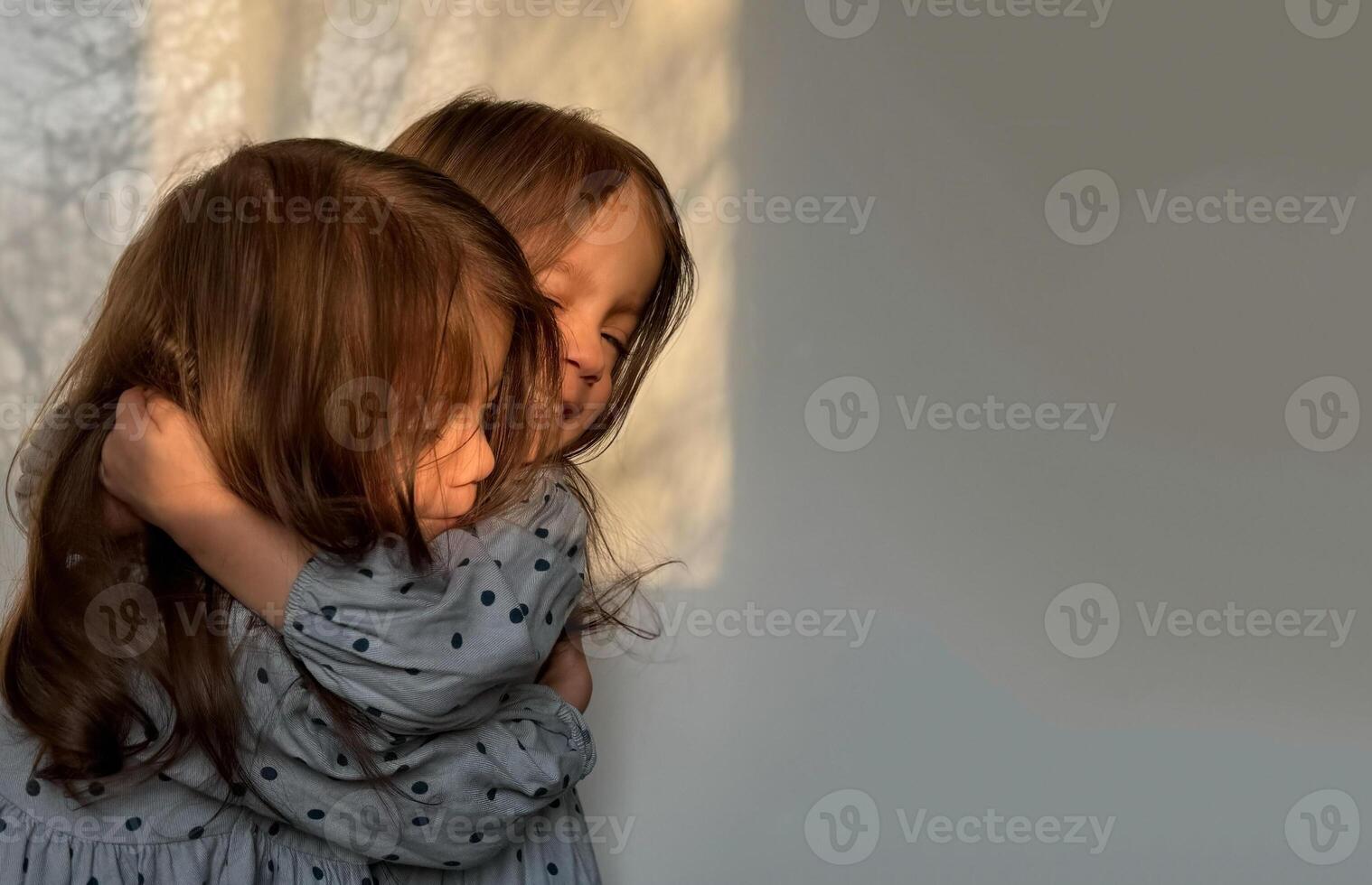 contento hermanos día. retrato de gemelo bebé muchachas abrazando cada otro. Copiar espacio foto