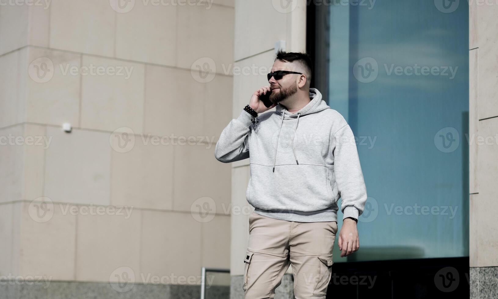 hombre hablando en un teléfono foto