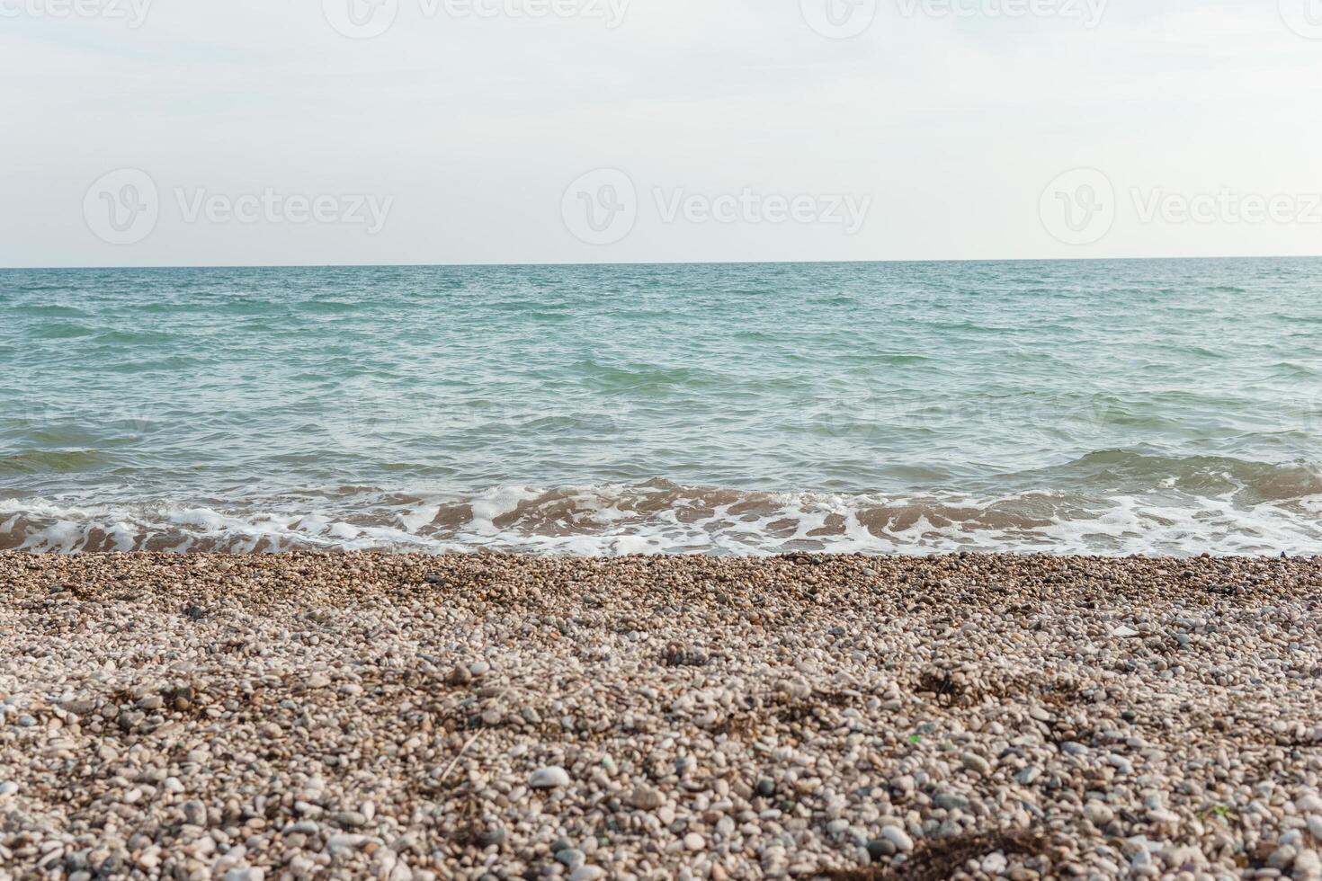 playa relajación a el negro mar. cuento de hadas momentos de un soleado día. el concepto de turismo y mar viaje foto