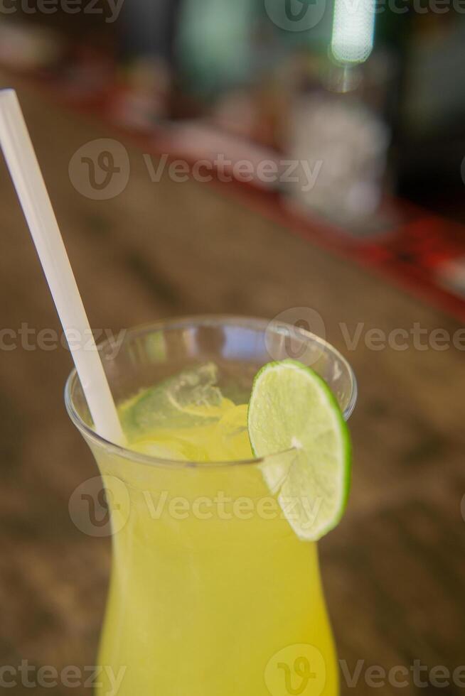 refrescante frío limonada con agrios sabor. el concepto de verano cócteles en vacaciones. foto