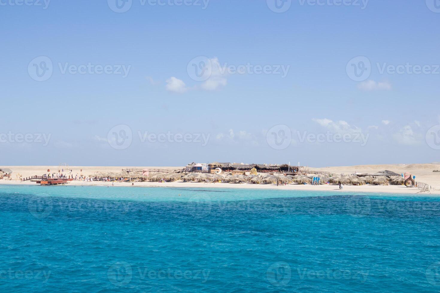 playa relajación a el rojo mar. cuento de hadas momentos de un soleado día. el concepto de turismo y mar viaje foto