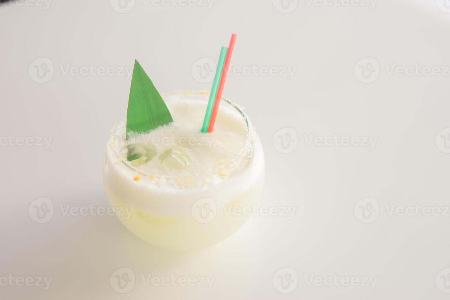frío Coco cóctel en un bajo vaso vaso. el concepto de frío verano bebidas foto