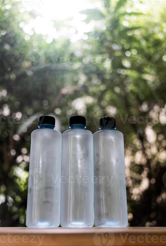 botella de agua de plastico foto