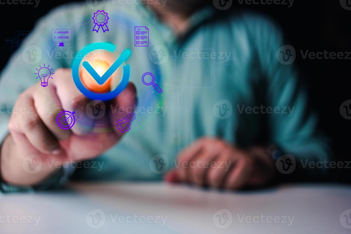 empresarios toque un calidad garantía virtual gráfico con un icono. foto