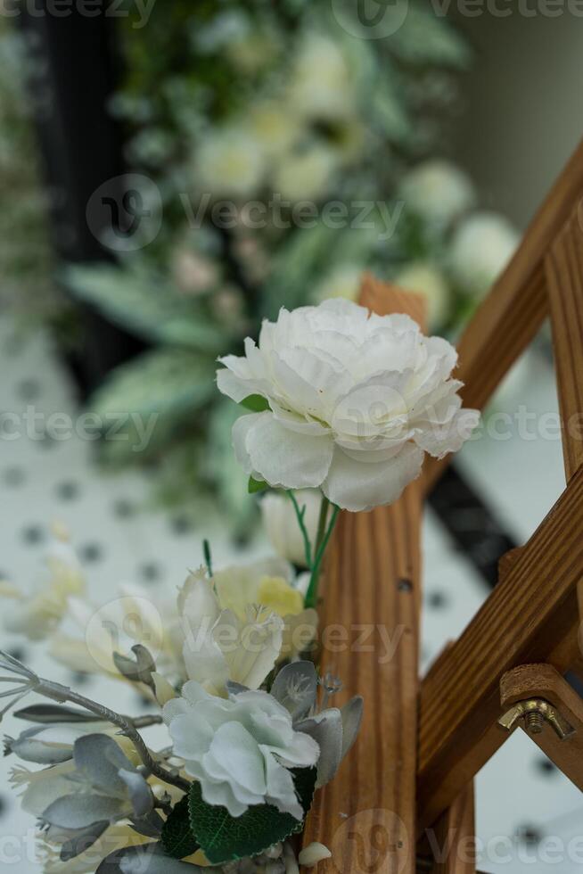 artificial blanco flor decoración en escaleras, decoración de un Boda ceremonia foto