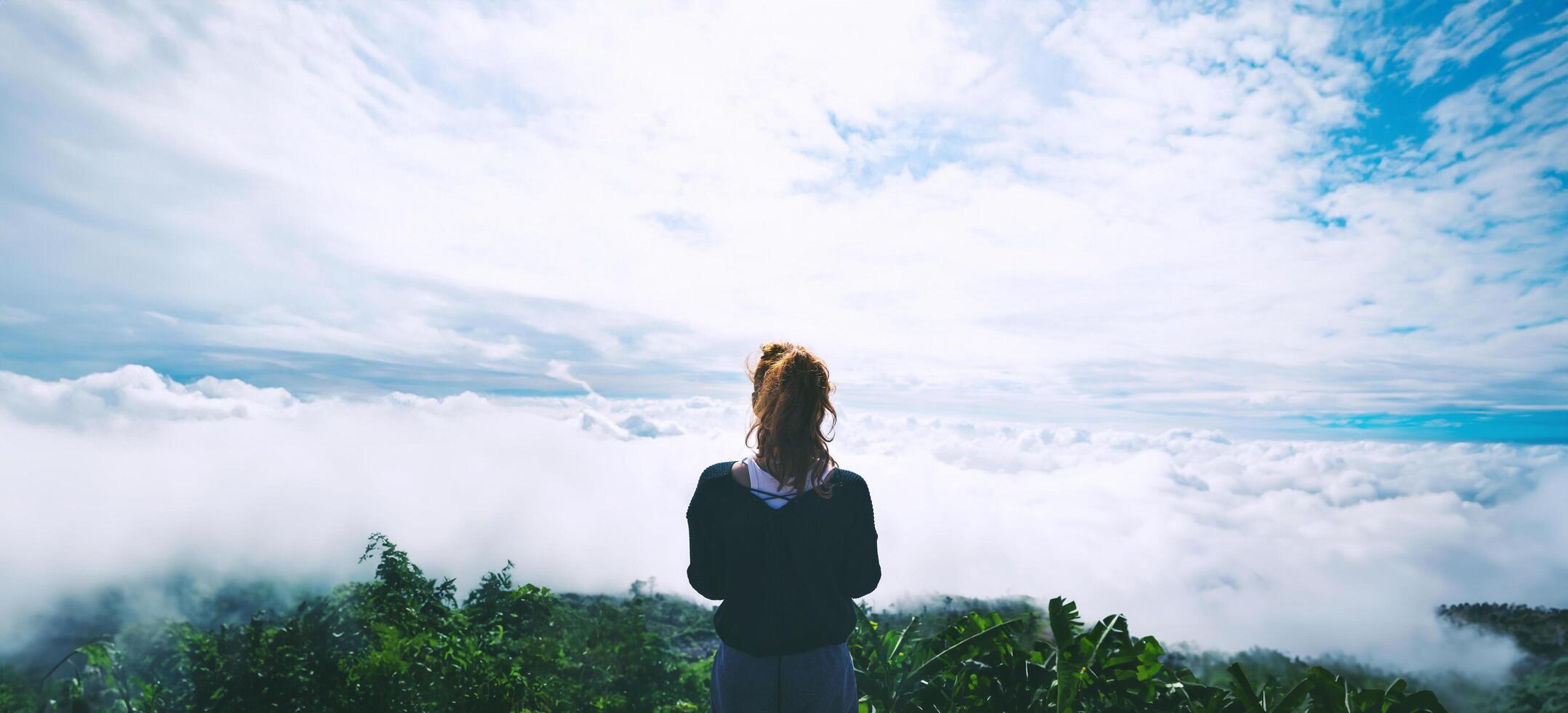 mujeres relajarse leer libro de la mañana buen tiempo cielo niebla. en las montañas, el ambiente de la mañana. foto