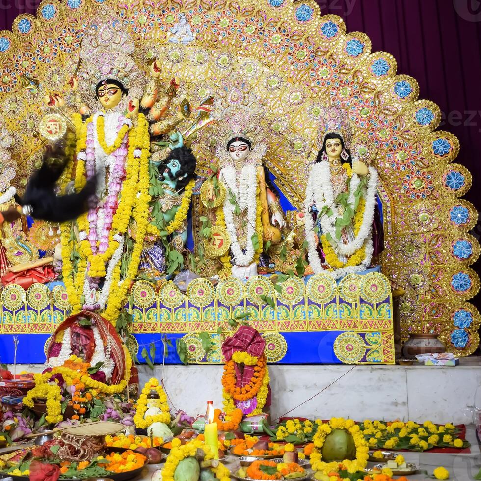 diosa durga con aspecto tradicional en una vista de cerca en un sur de kolkata durga puja, ídolo de durga puja, el festival hindú navratri más grande de la india foto