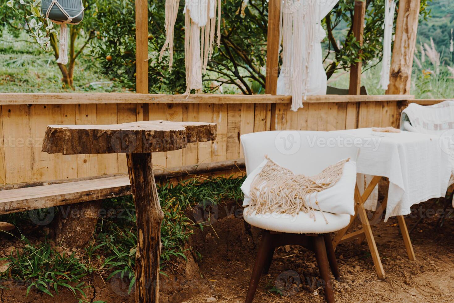 mesa y silla vintage en granja foto