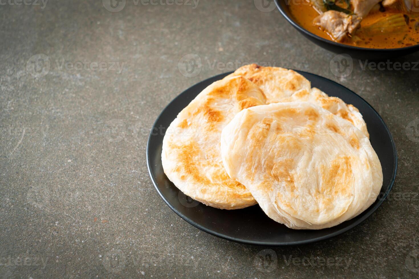 sopa de pollo al curry con roti foto