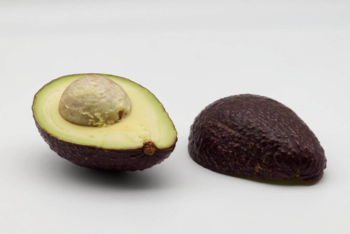 hass aguacate aislado en blanco antecedentes. foto