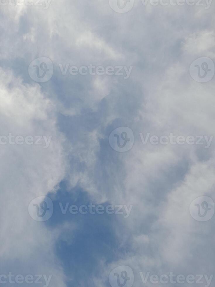 el blanco nubes en el azul cielo son Perfecto para el antecedentes. skyscape en lombok isla, Indonesia foto