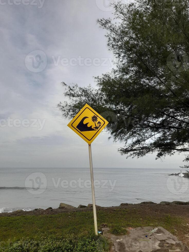 señales advertencia de el peligro de grande olas metido cerca el playa en el isla de lombok, Indonesia foto