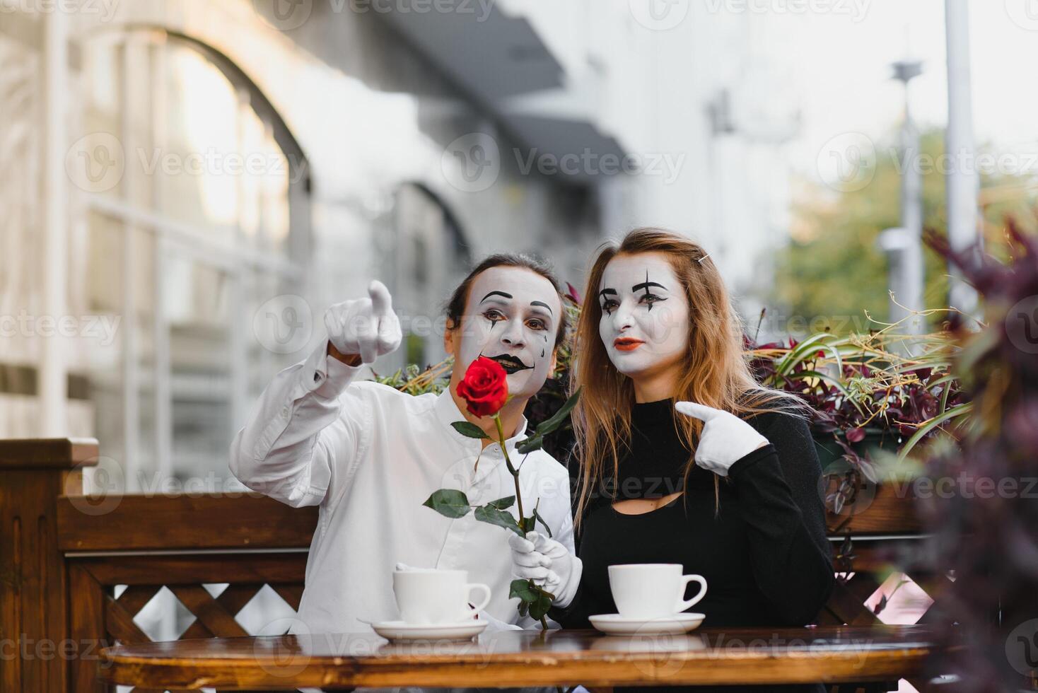 mimos en frente de París café interino me gusta Bebiendo té o café. foto