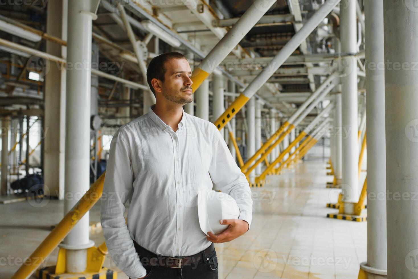 fábrica gerente en inspección de fabricación. hombre en industrial ambiente foto