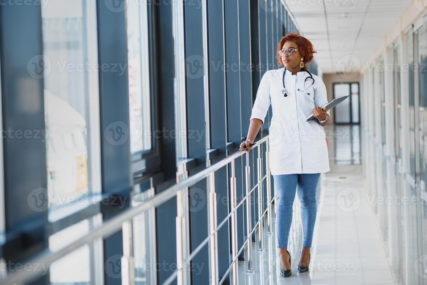 retrato de africano hembra médico a lugar de trabajo foto