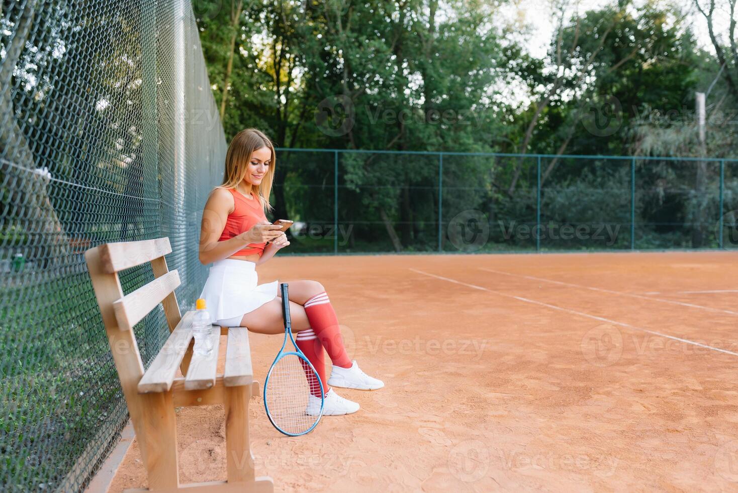 hembra tenis jugador teniendo descanso después el juego foto