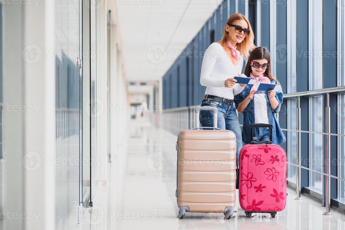 hermosa madre y hija participación pasaportes y embarque pasar a aeropuerto foto