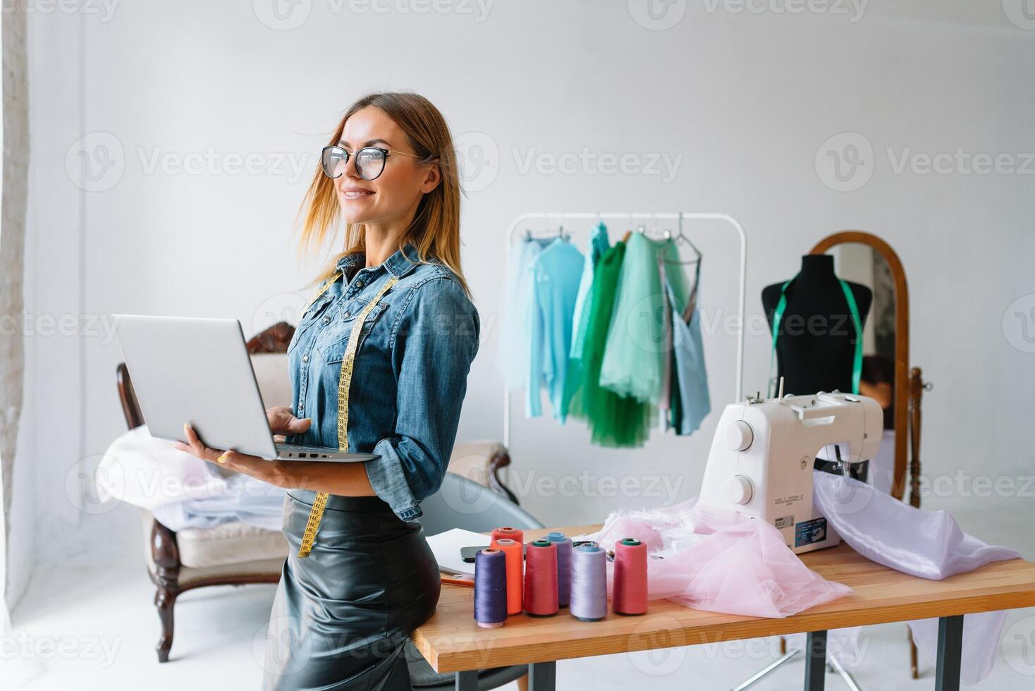 Moda diseñador trabajando en el estudio foto