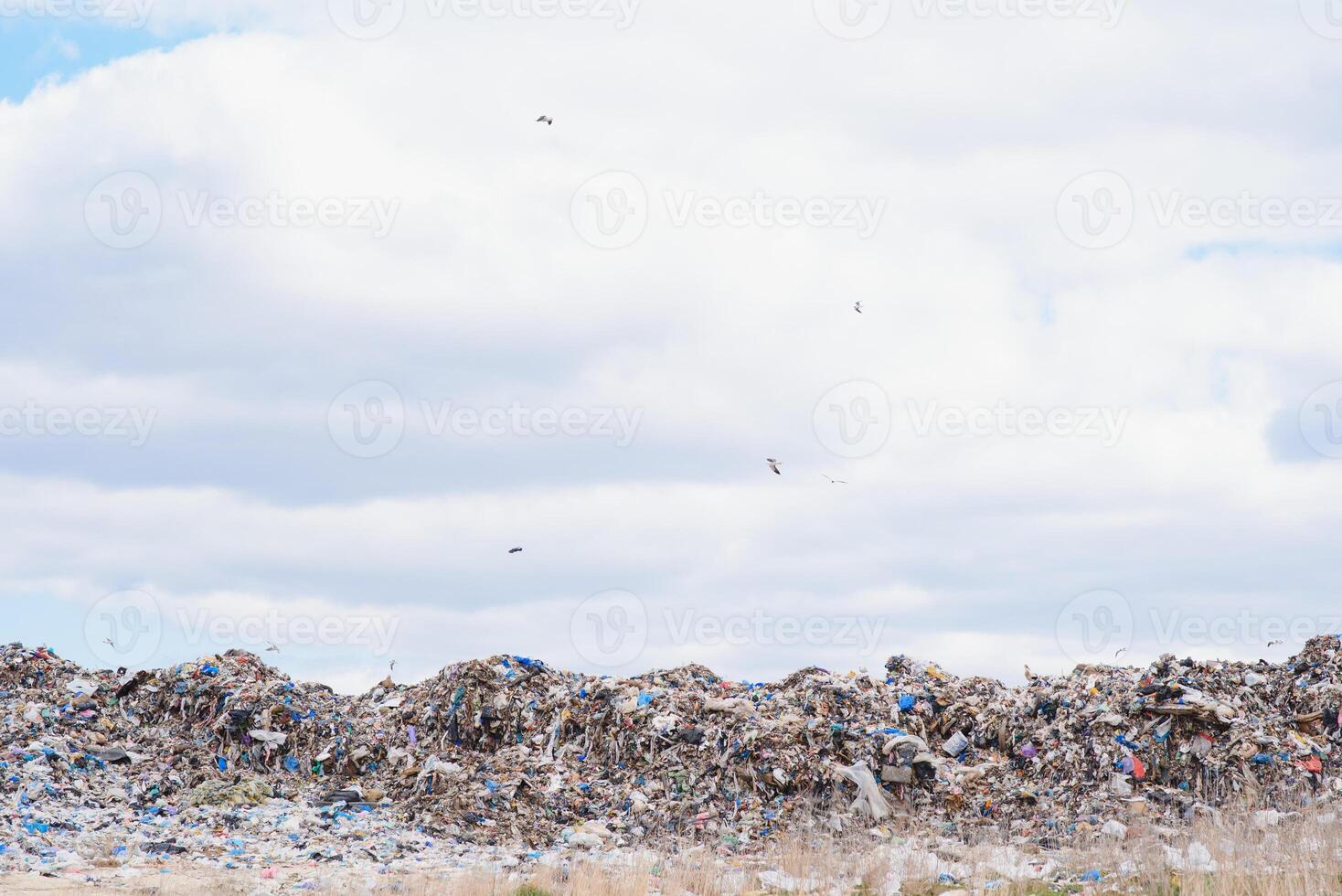 enorme pila de basura en un ciudad tugurio en melancólico día. acuerdo el ambiente limpio. ecológico problemas. foto