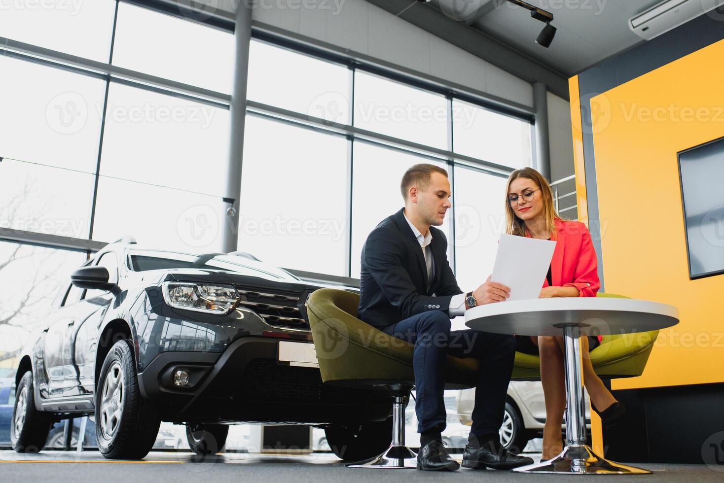 exitoso empresario en un coche concesión - rebaja de vehículos a clientes foto