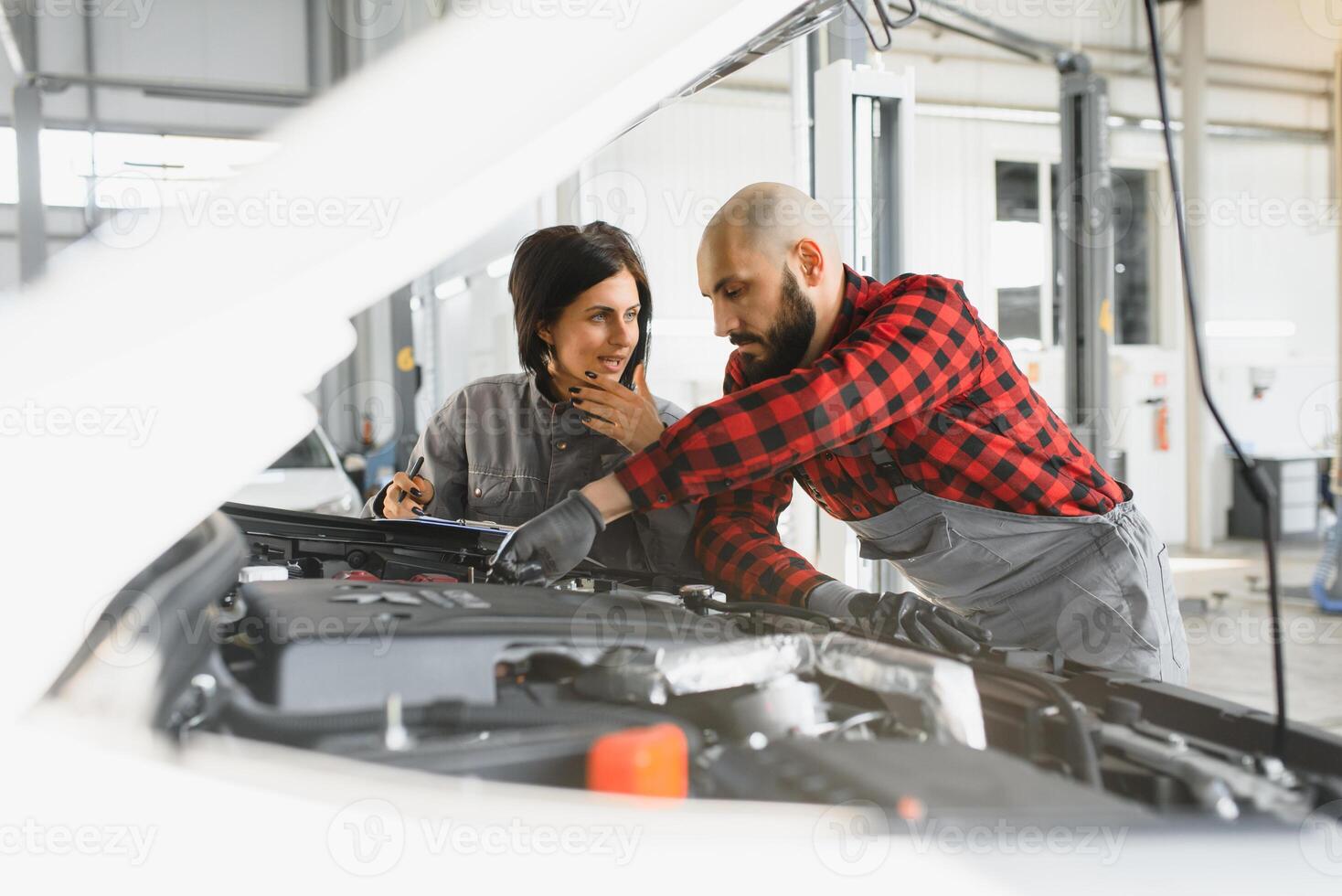 auto servicio, reparar, mantenimiento y personas concepto - mecánico hombres con llave inglesa reparando coche motor a taller foto