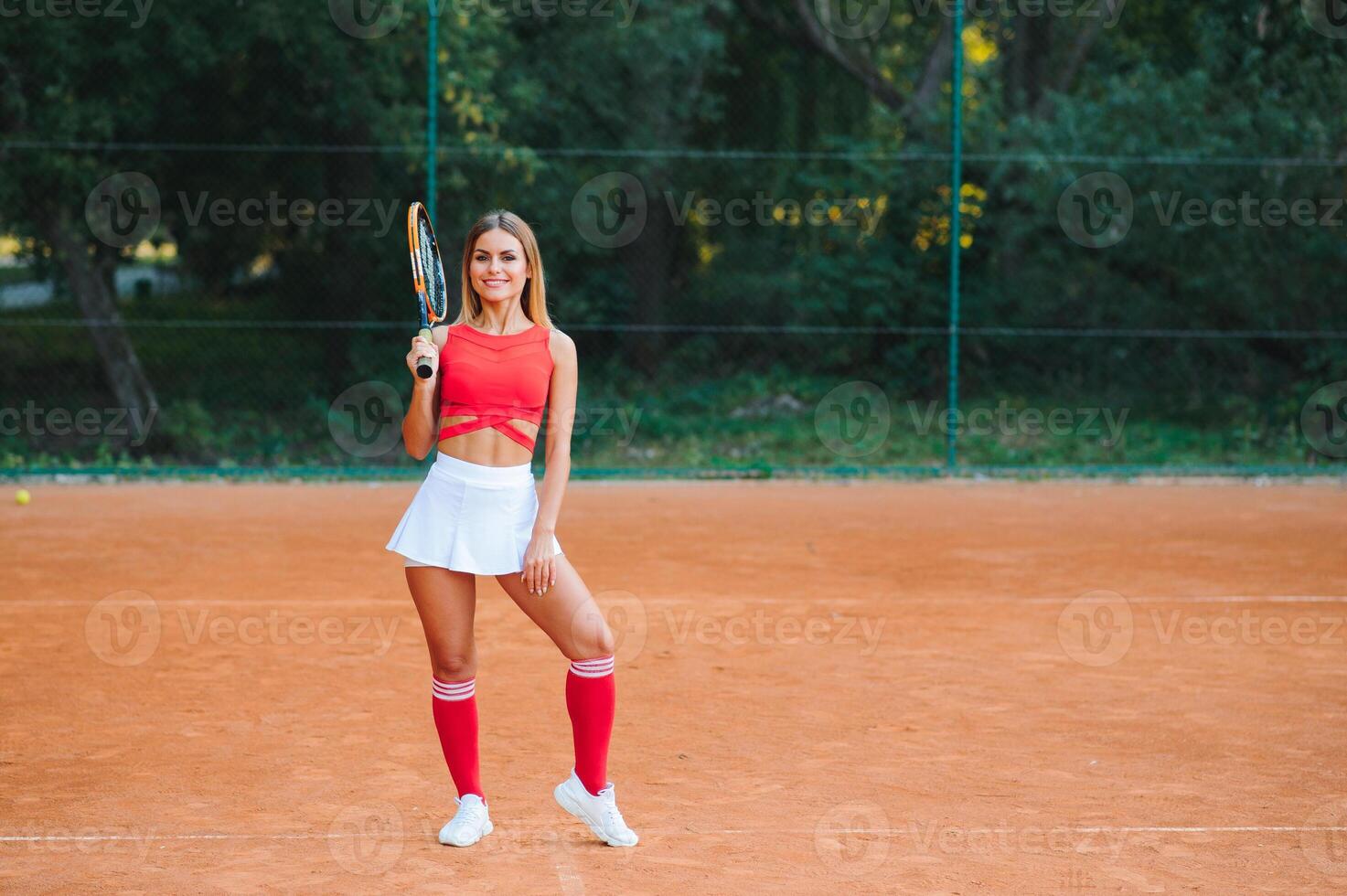 lleno cuerpo retrato de hembra tenis jugador en acción en un tenis Corte interior. foto