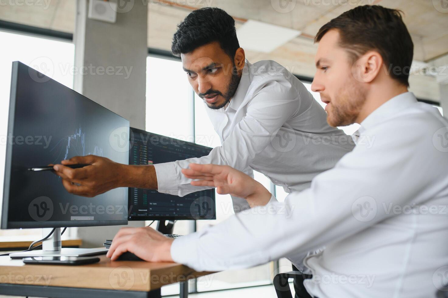 dos exitoso comerciante en Ropa formal señalando a mostrar, analizando stat y dinámica en forex gráficos, trabajando en oficina juntos foto