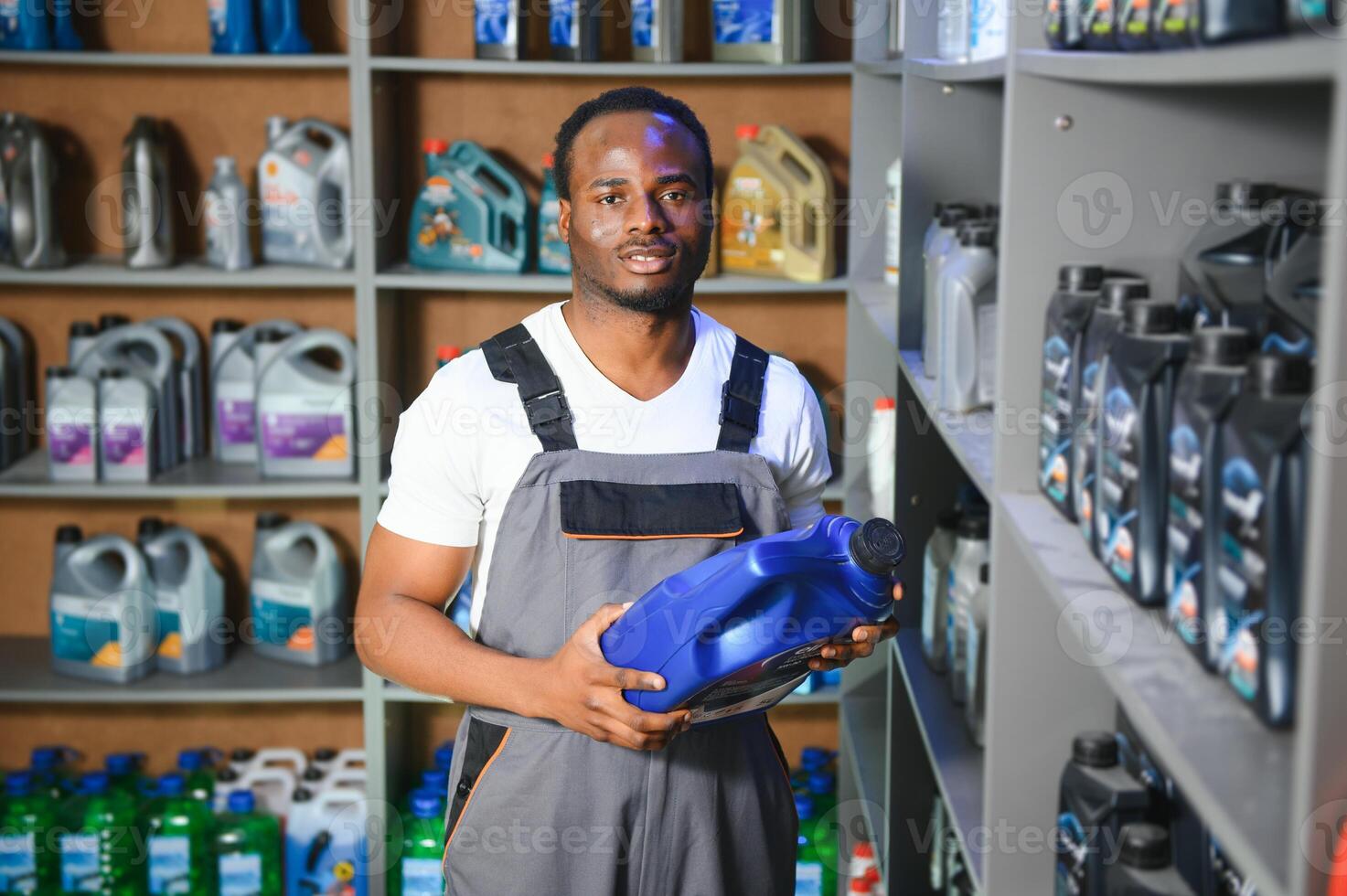 retrato de un hermoso africano vendedor en un auto partes almacenar. el concepto de coche reparar foto