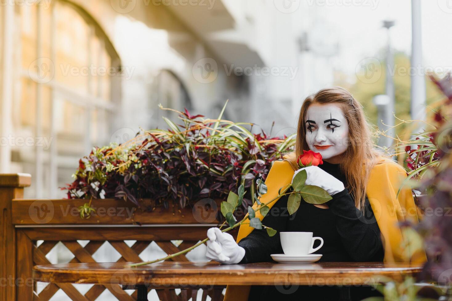 mímica cómico Bebiendo café. niña mímica bebidas café en París. foto