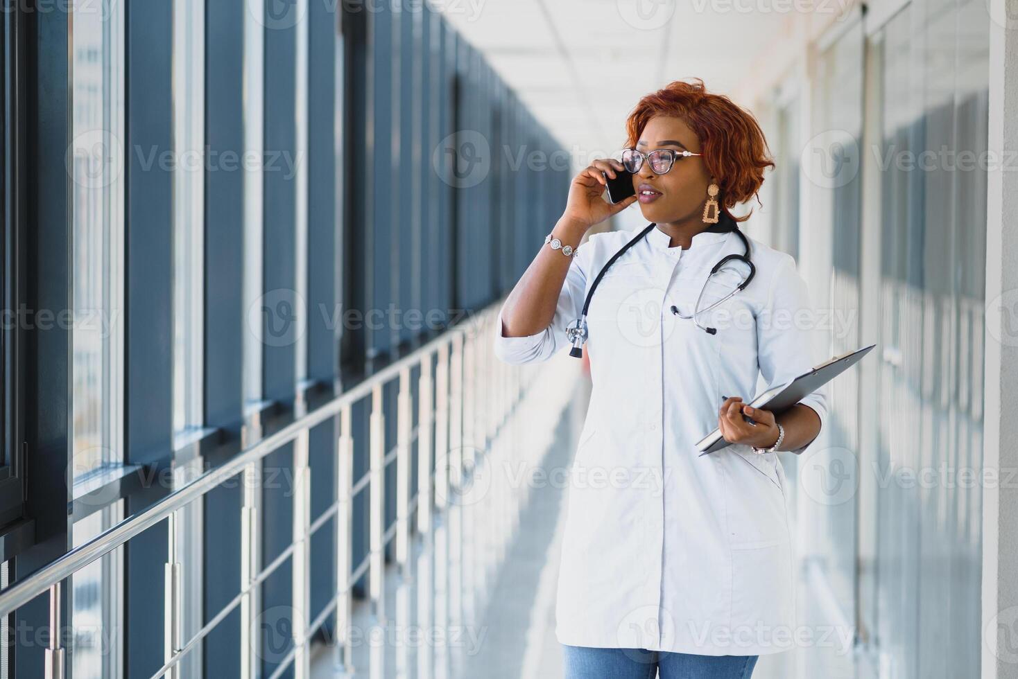 retrato de africano hembra médico a lugar de trabajo foto