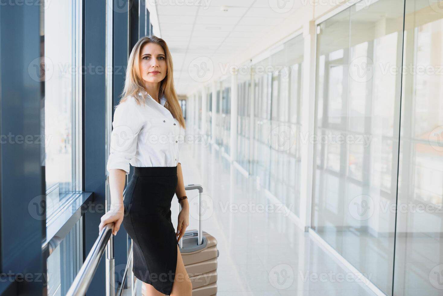 retrato de exitoso negocio mujer de viaje con caso a aeropuerto. hermosa elegante hembra viaje con equipaje. foto