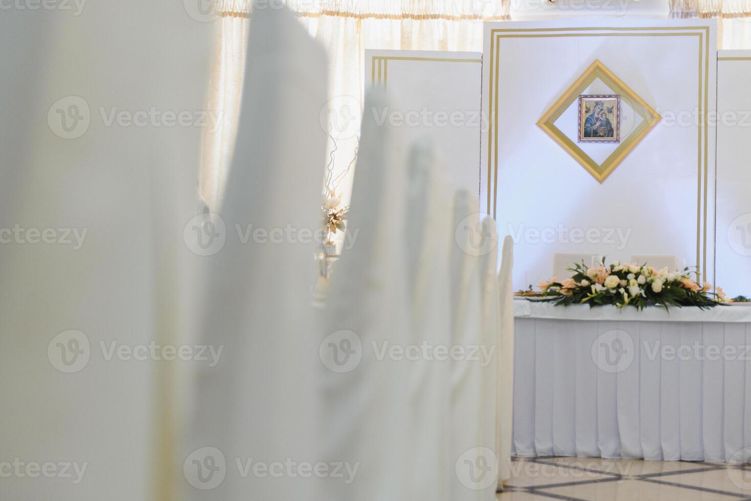 un imagen de mesas ajuste a un lujo Boda salón foto