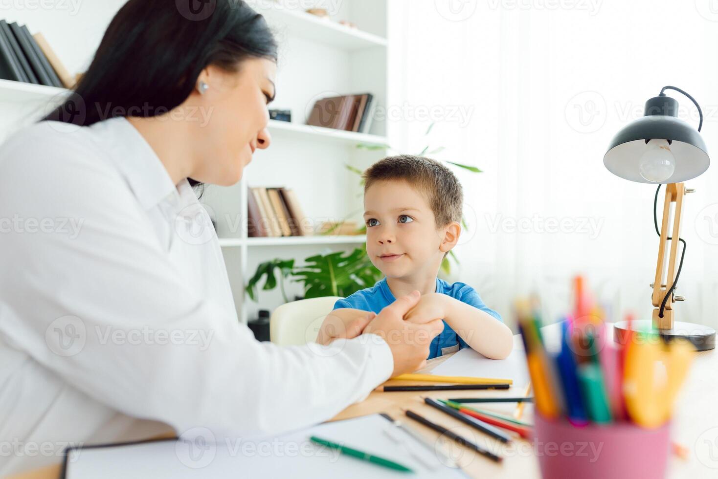 niño psicólogo asistiendo pequeño chico. el concepto de psicológico asistencia a niños. foto