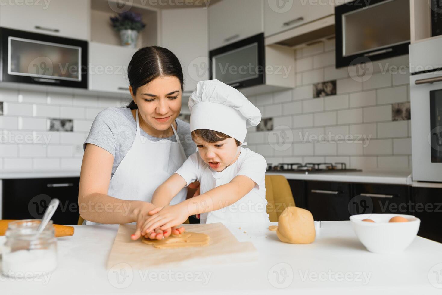 contento madre y pequeño hijo en el cocina, contento hora y unión foto