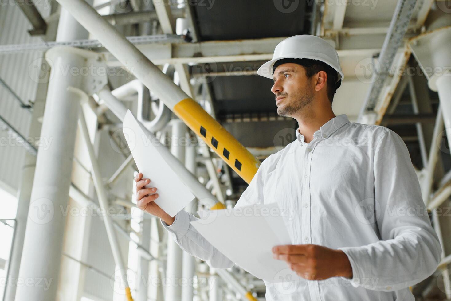 contento masculino industrial técnico dentro un fábrica foto