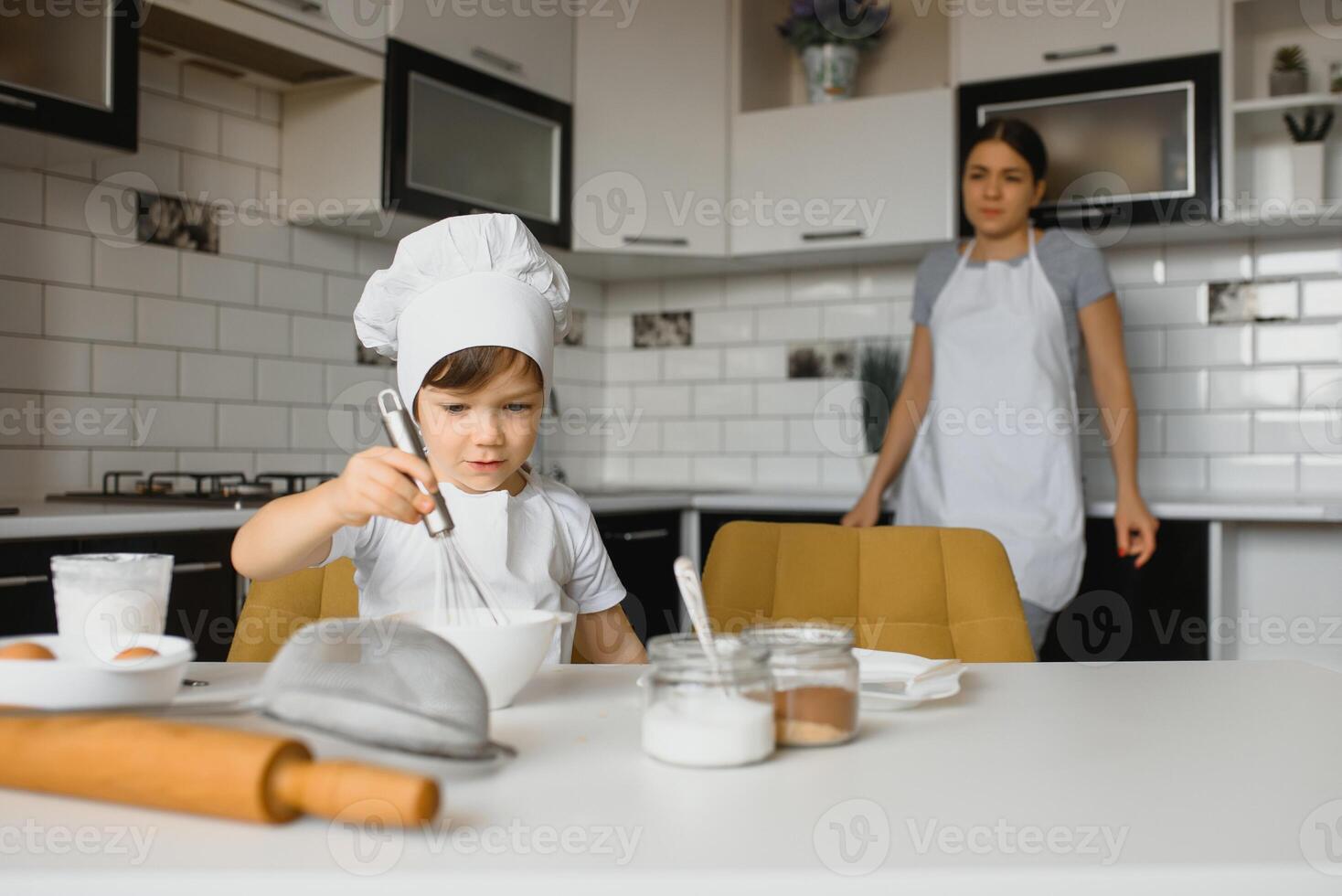 contento familia. madre enseñando su hijo cómo a Cocinando pastel menú en Mañana. sano estilo de vida concepto.. horneando Navidad pastel y cocinar concepto foto