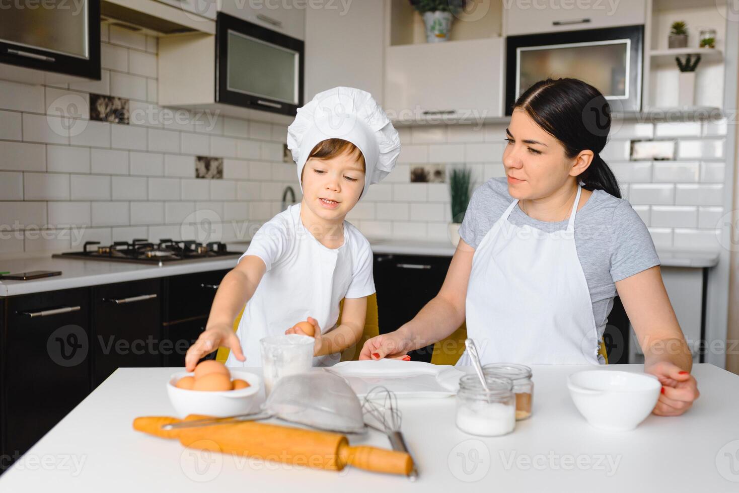 contento familia. madre enseñando su hijo cómo a Cocinando pastel menú en Mañana. sano estilo de vida concepto.. horneando Navidad pastel y cocinar concepto foto